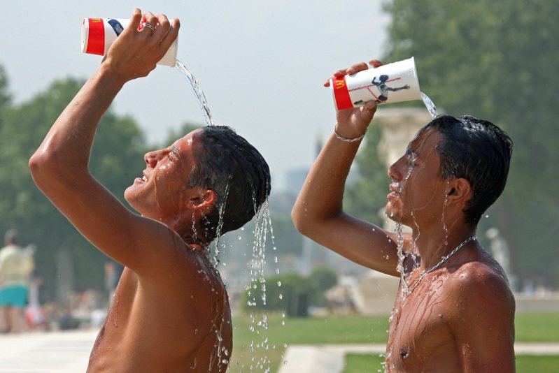 英国一个提倡裸体的倡议组织表示，今年夏天在历经热浪后，向往并加入裸体的成员几乎增加了两倍。示意图。路透(photo:UDN)