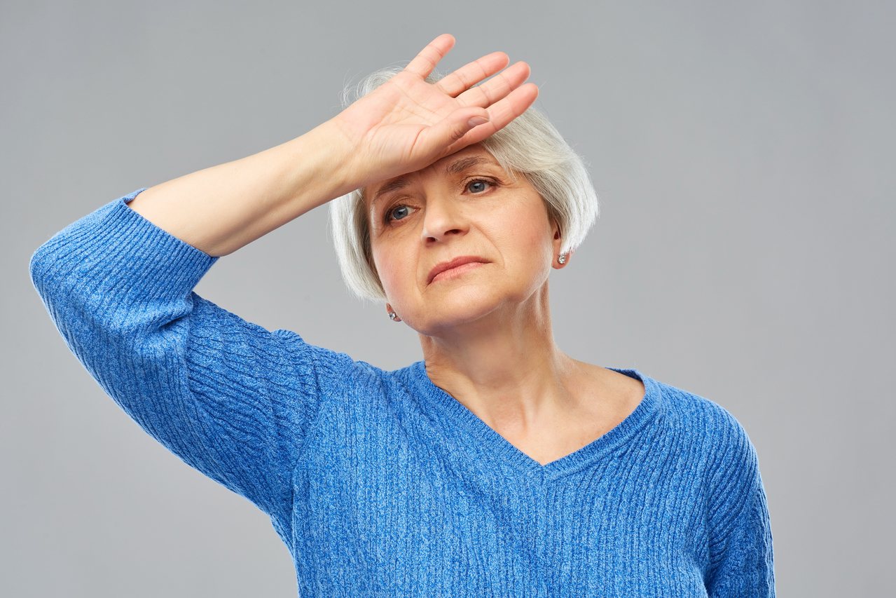 大部分女性在50歲前後流失荷爾蒙，進入更年期，容易有自律神經失調、胸悶、睡不好等症狀，隨著年紀增長，甚至出現骨質疏鬆、心血管疾病等。
