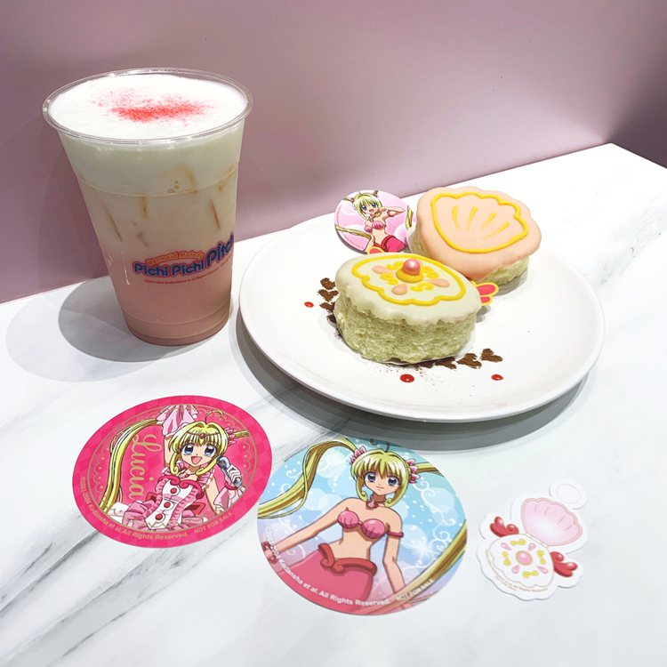 呼應露亞主題的粉色真珠音調甜甜圈、草莓歐蕾。／FANFANS粉粉提供