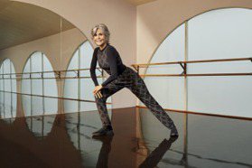 H&M邀84歲影后珍芳達加持新品牌！詮釋形象大片「筋骨有夠軟Ｑ」