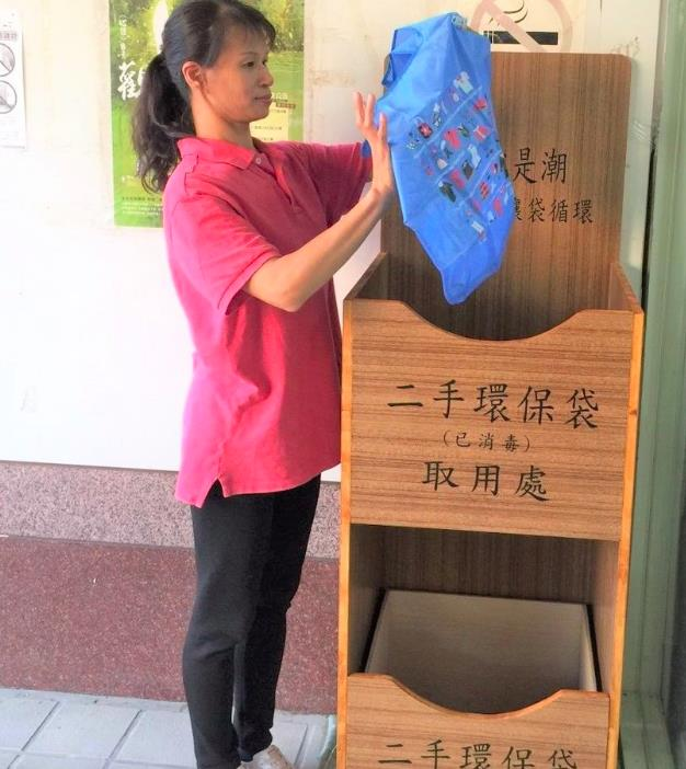 台北市環保局於2019年10月起，在北市傳統市場入口設置「環保袋循環箱」。圖／北市環保局提供