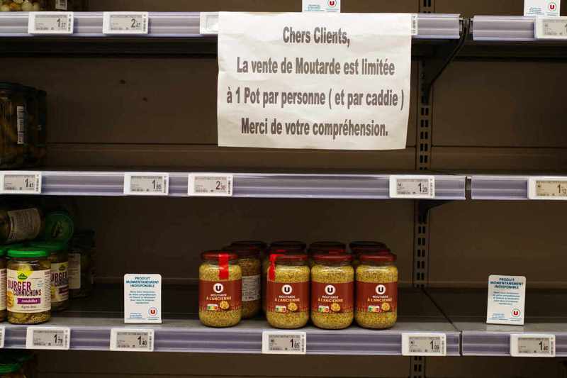 法國全國各地超市的第戎芥茉醬最近神秘缺貨，若有少量到貨，限制每人只能買一罐。法新社