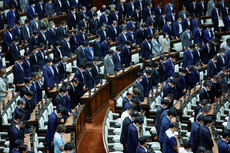 日本共同社针对参众两院的712名国会议员以问卷形式进行调查，发现有106名国会议员与「世界和平统一家庭联合会」（原统一教）有关，其中又有82人属于执政党自民党。路透(photo:UDN)