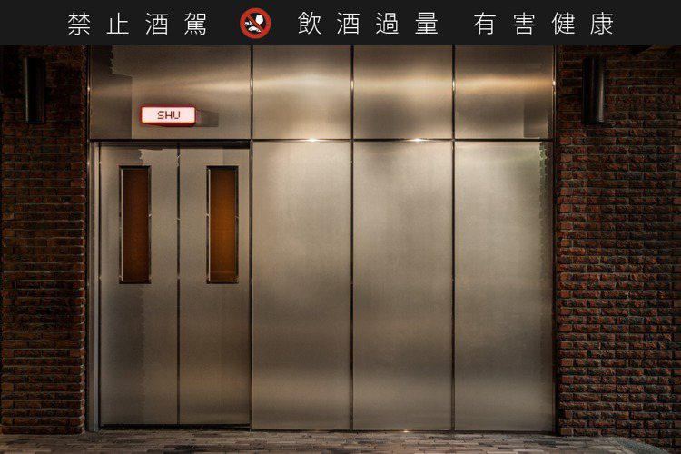 來到「SHU Club」門前，需先從充滿迷幻科技感的電梯造型大門找到機關才能入內...