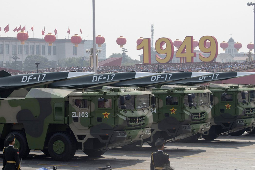 2019年10月1日中共建政70周年國慶大閱兵，東風-17型高超音速飛彈首次亮相。 圖／美聯社
