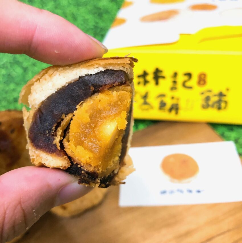 蛋黃酥外皮酥脆，層層堆疊的酥香外皮單吃就很美味。 圖／好好玩台灣