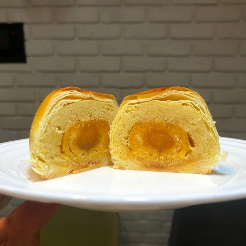 【台北犁記】的「蛋黃酥」不同於一般烏豆沙，而使用綠豆沙製成。 圖／好好玩台灣