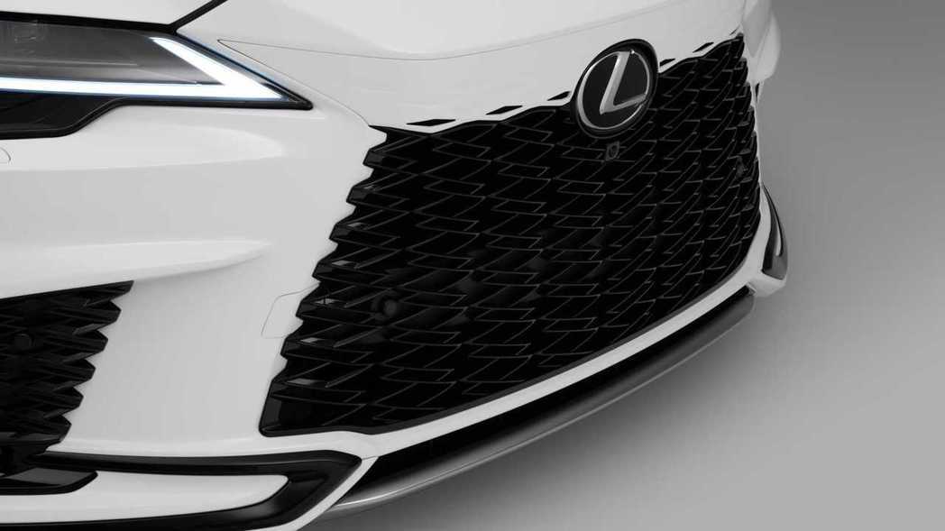 新世代Lexus RX在水箱護罩設計上有了變化。 圖／Lexus提供