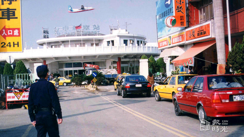 航空站台中市警局第四分局派員在台中水湳機場站崗，改善交通。圖＼聯合報系資料照（1996/02/10　郭耿文攝影）

