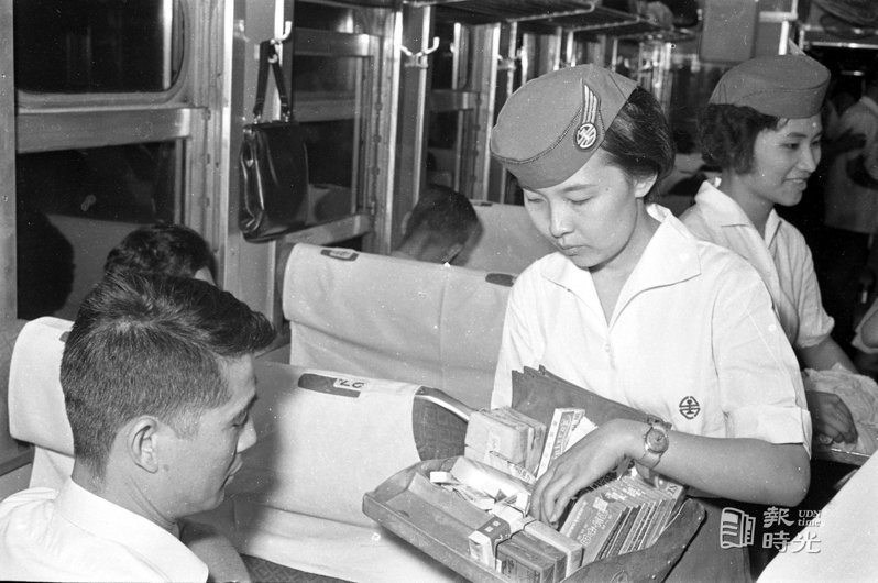 火車中服務小姐留影。圖＼聯合報系資料照（1964/09/02　本報記者攝影）
