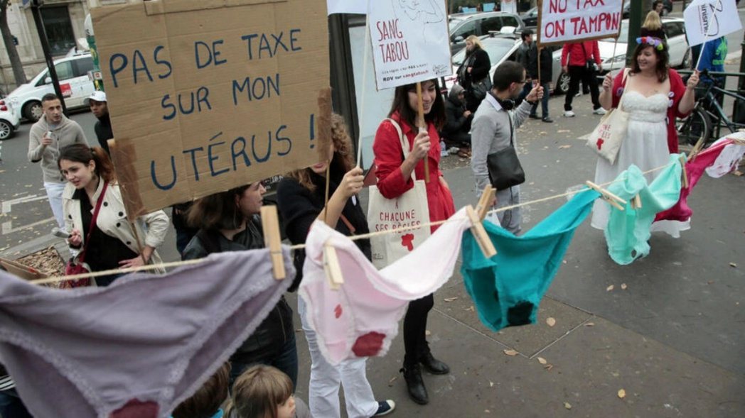圖為2015年法國女性抗議「生理用品稅」。 圖／法新社