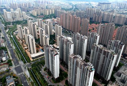 中國大陸7月份房價連續第11個月下跌，突顯出政府的救濟措施未能遏制愈演愈烈的房地產危機。中新社