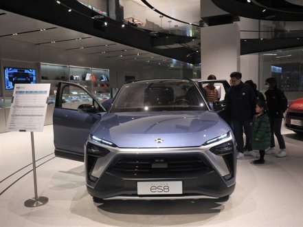 蔚來汽車在上海中心旗艦店的ES8展示車。（記者林宸誼／攝影）