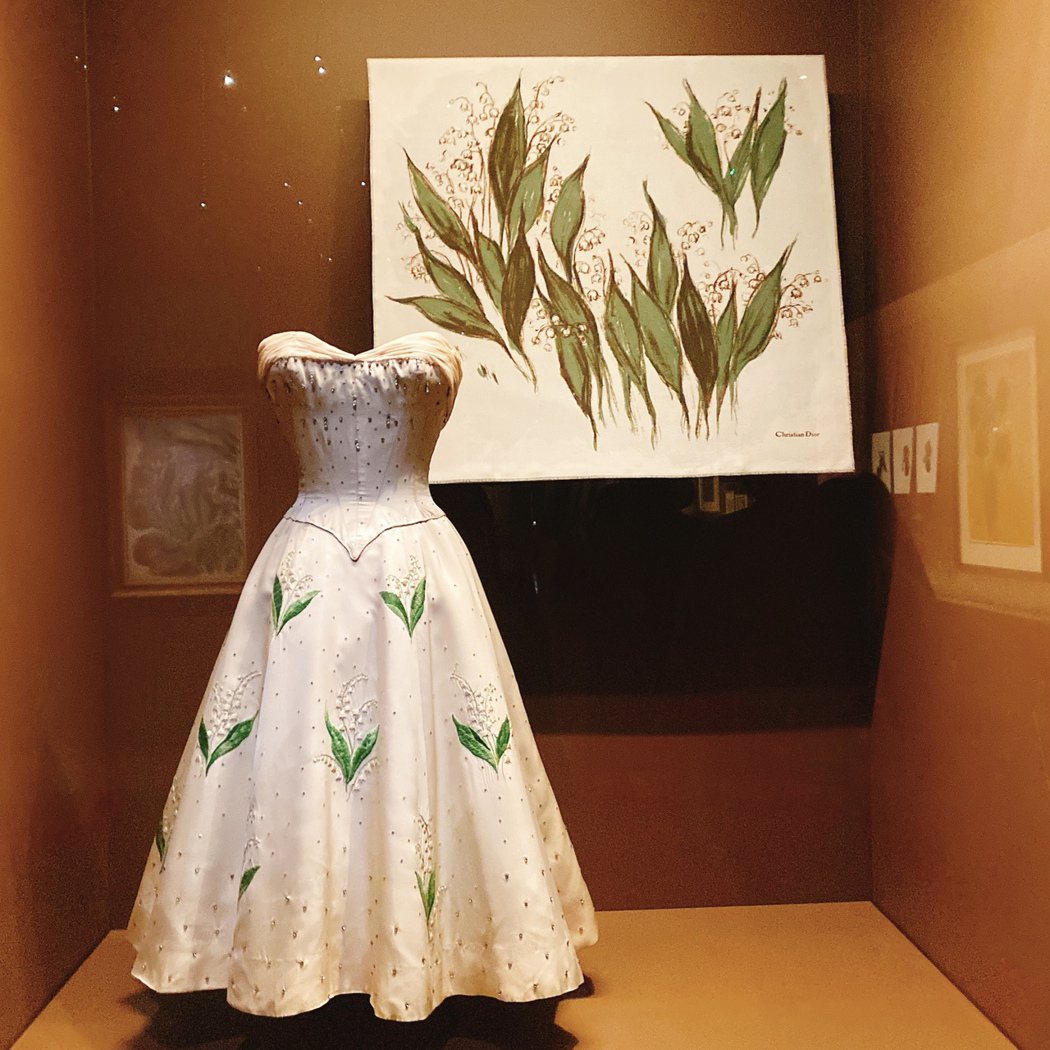 時尚咖來這也有看頭，這是迪奧先生於1950年代親自設計的鈴蘭圖案禮服和絲巾。 圖...