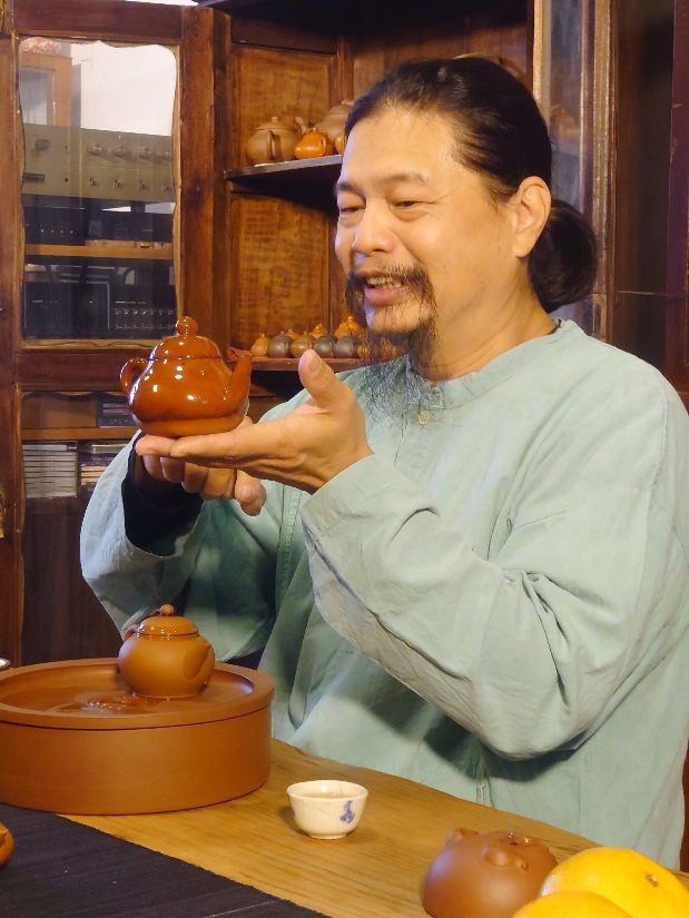 台北櫳翠坊食茶空間的蔡奕哲老師，有收藏紫砂壺有數十年資歷。圖/兩岸書院提供
