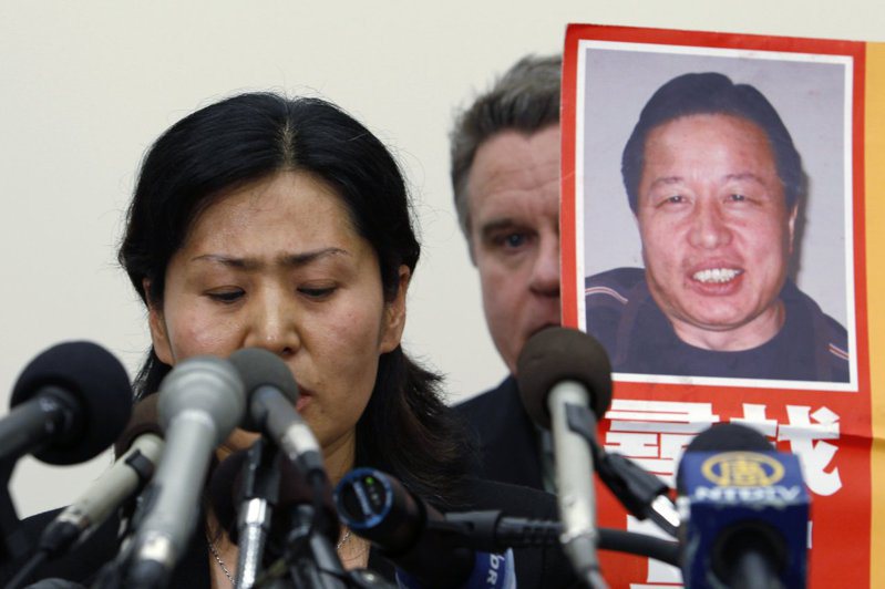 高智晟的妻子耿和此前在美國舉著其夫的肖像接受媒體訪問。(路透資料照片)