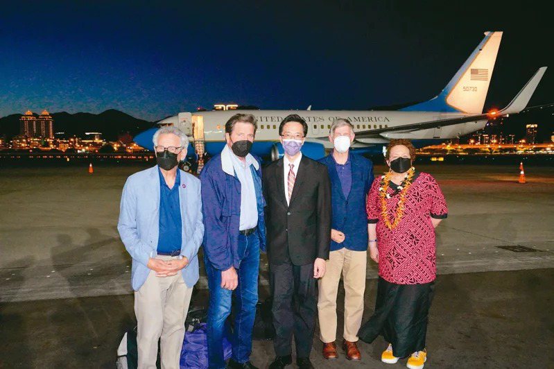 美國聯邦參議員馬基、眾議員魯文索（圖左起）、加勒曼帝、貝耶及羅德薇昨搭機抵達台灣，外交部北美司司長徐佑典（圖中）前往迎接。圖／外交部提供