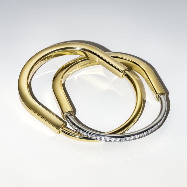 （由左至右）Tiffany Lock 18K金手鐲，20萬1,000元；18K白金與黃金鑲鑽手鐲，38萬4,000元。圖／Tiffany & Co.提供