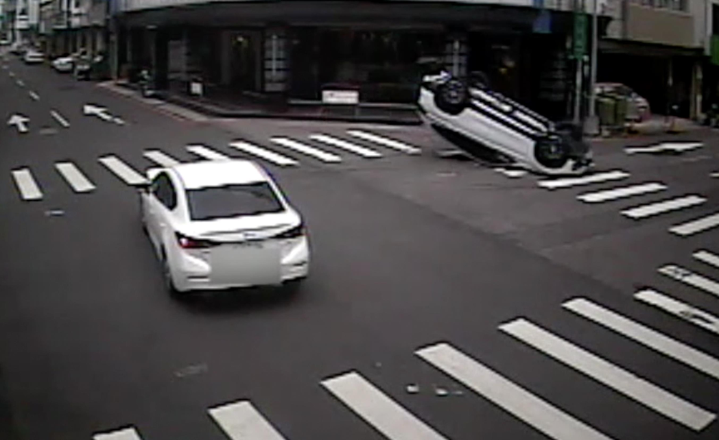 台中市北區中山路、原子街今天上午發生交通事故，一輛BMW休旅車被撞翻。圖／讀者提...