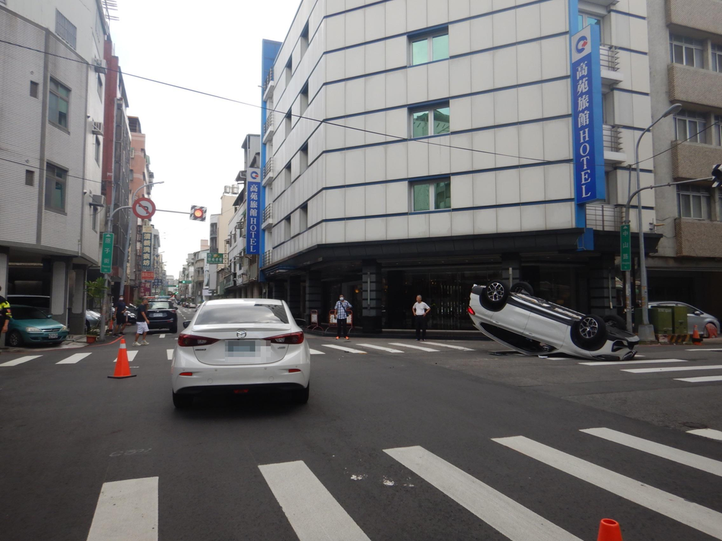 台中市北區中山路、原子街今天上午發生交通事故，一輛BMW休旅車被撞翻。圖／讀者提...