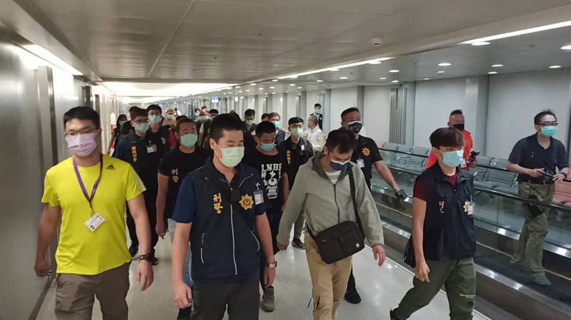 國人求職赴柬埔寨工作遭暴力囚禁問題嚴重，12名國人昨天在泰國機場被攔下，刑事局協助9人回台，初步調查被控制行動替假投資詐騙集團招募機手。記者李奕昕／翻攝