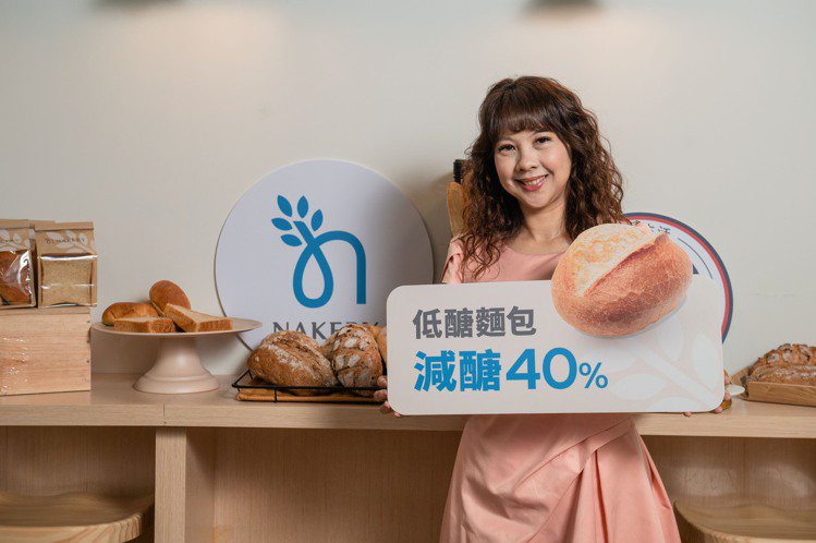 營養師李婉萍表示家樂福推出的低醣麵包，減醣比例高達40%，特別適合需要低醣飲食控...