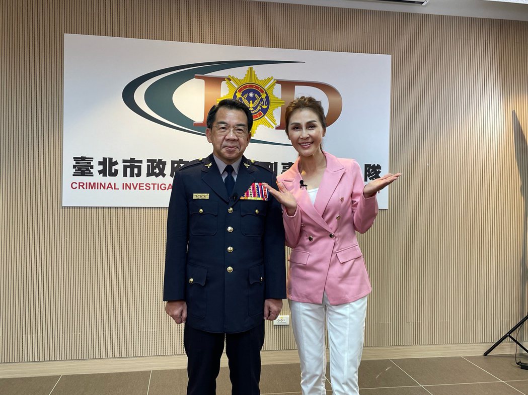 梁佑南(右)與臺北市警察局長楊源明合拍反詐騙宣導公益影片。圖／民視提供