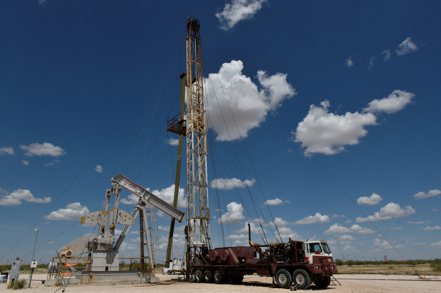 在美國原油庫存減少幅度大於預期，以及利比亞國內衝突恐影響原油供應下，上周原油期貨緩步走高。路透