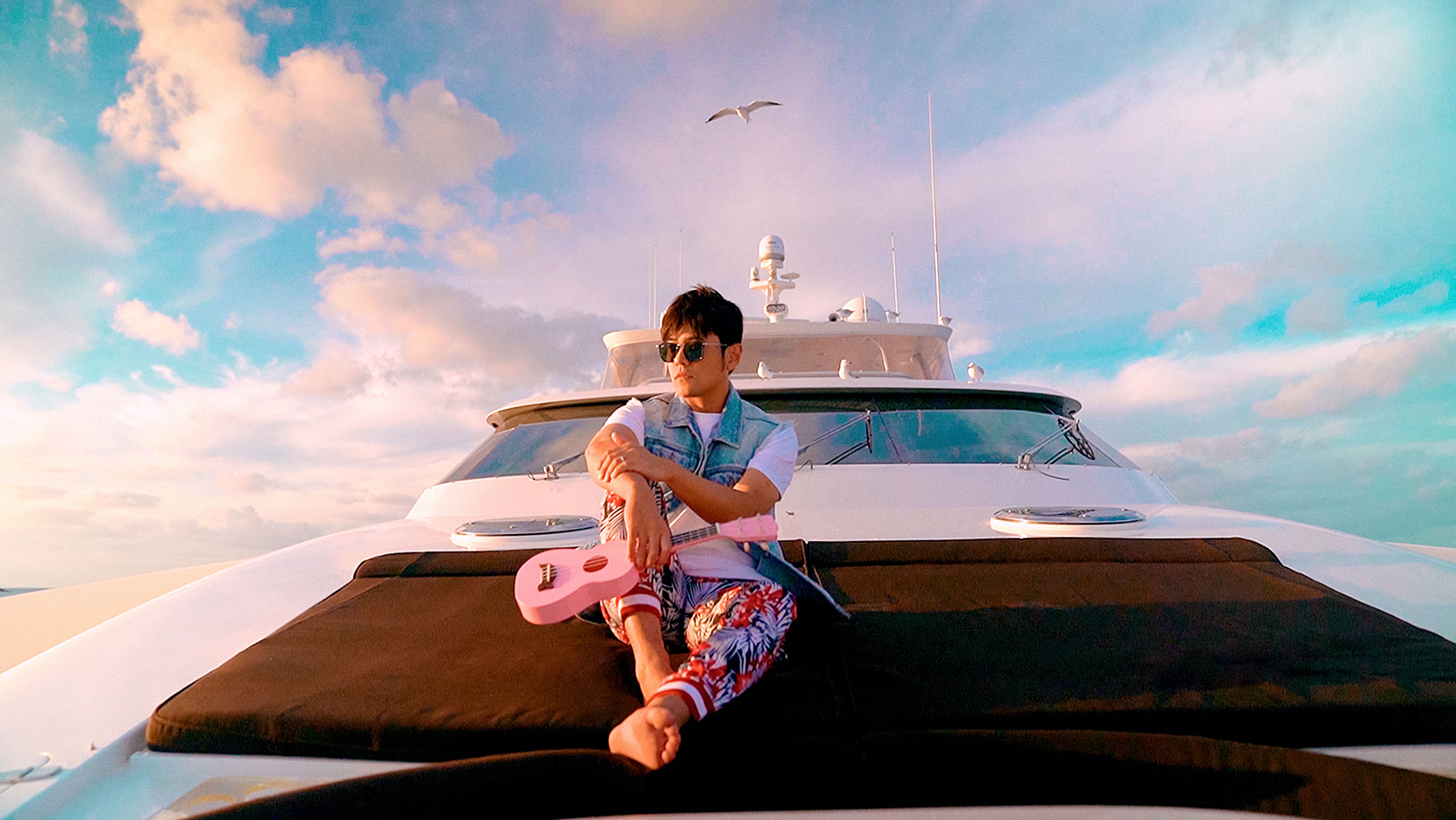 周杰倫乘著遊艇出海拍攝「粉色海洋」MV。圖／杰威爾音樂提供