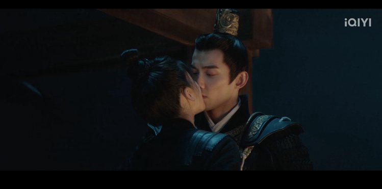 「月升滄海」吳磊(右)、趙露思浪漫「營中吻」。圖／愛奇藝國際站提供