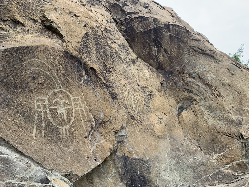 岩畫記載先民各種生活場景，也保存了失傳的西夏文字。攝影／記者陳政錄