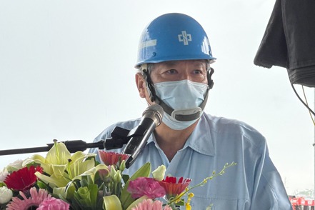 中鋼集團董事長翁朝棟說，興達海基「為台灣離岸風電立下嶄新里程碑」。記者林政鋒／攝影