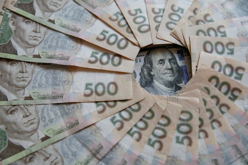 烏克蘭貨幣荷林夫納價值自俄烏戰爭開打以來減少30%。圖為500元荷林夫納與一張100元美鈔。路透