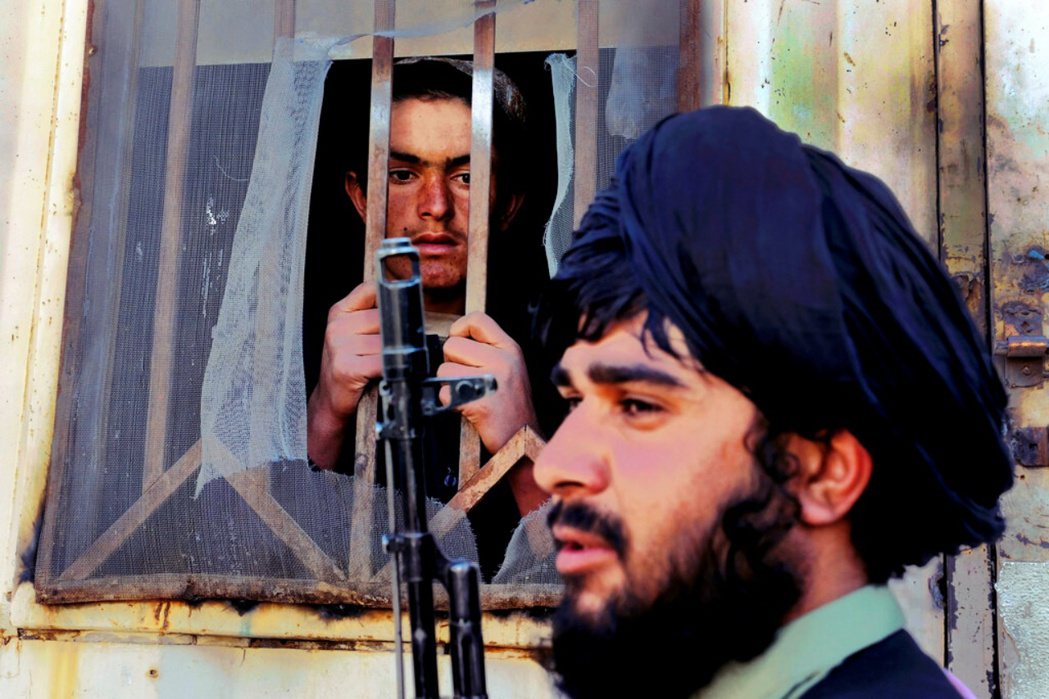 塔利班聲稱接管阿富汗後，會保證境內安全。圖為2021年11月，一名塔利班戰士逮捕...