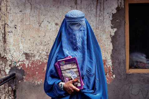 當初塔利班上台，大家都關注阿富汗的人權未來何去何從？塔利班曾答應恢復女性接受全面...