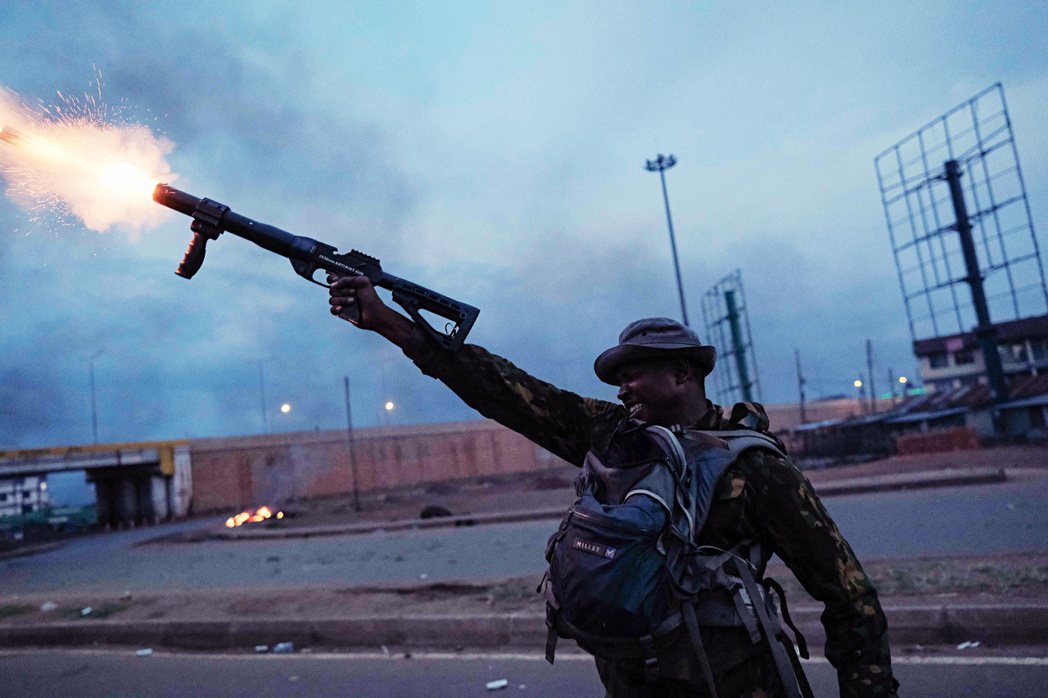 8月15日，一位肯亞警察向抗議者發射催淚彈。 圖／法新社