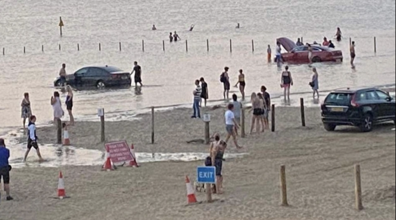 英國西南部海岸有遊客忽視岸上警示牌將車開進沙灘上，結果車子在漲潮時被吞噬。圖擷自The Sun