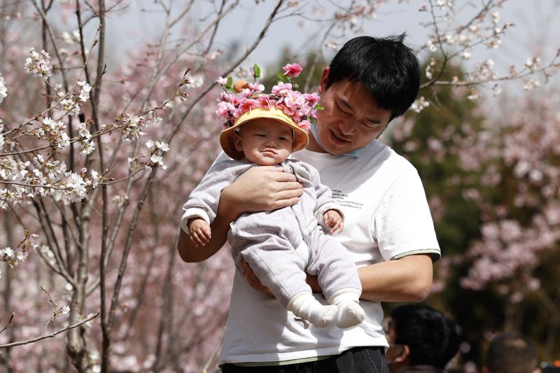 中國大陸從「一胎化」政策轉為「三孩政策」，但生育率持續下降。 美聯社