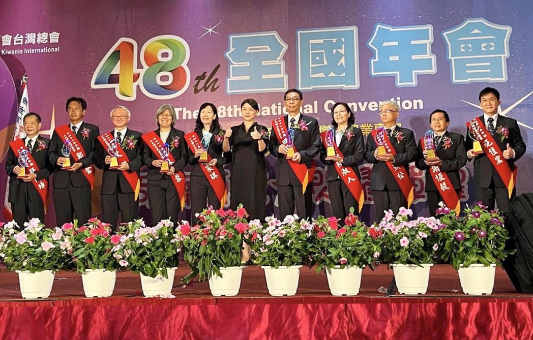 嘉大前校長艾群教授(左3)獲頒第46屆十大傑出農業專家。嘉大／提供