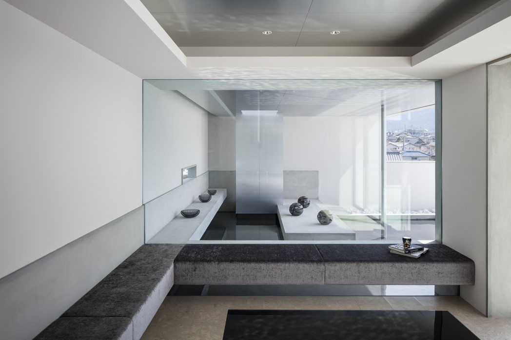 獨立的分隔玻璃牆將戶外引入室內的光線分散開來，使空間印象更加令人印象深刻。