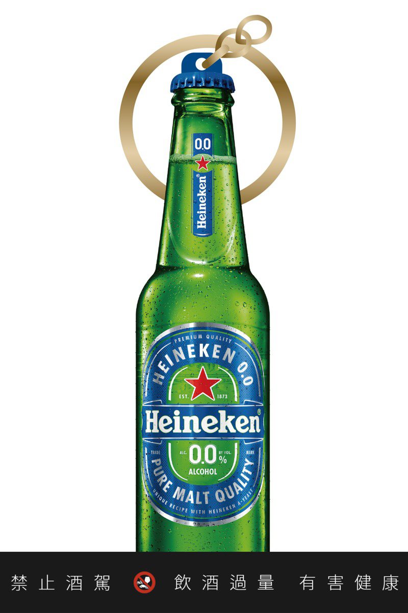 「海尼根0.0零酒精玻璃瓶悠遊卡」依實際玻璃瓶製作為透明瓶身，在嗶卡的瞬間，瓶身還會同時發亮放閃。圖／海尼根提供。提醒您：禁止酒駕 飲酒過量有礙健康。