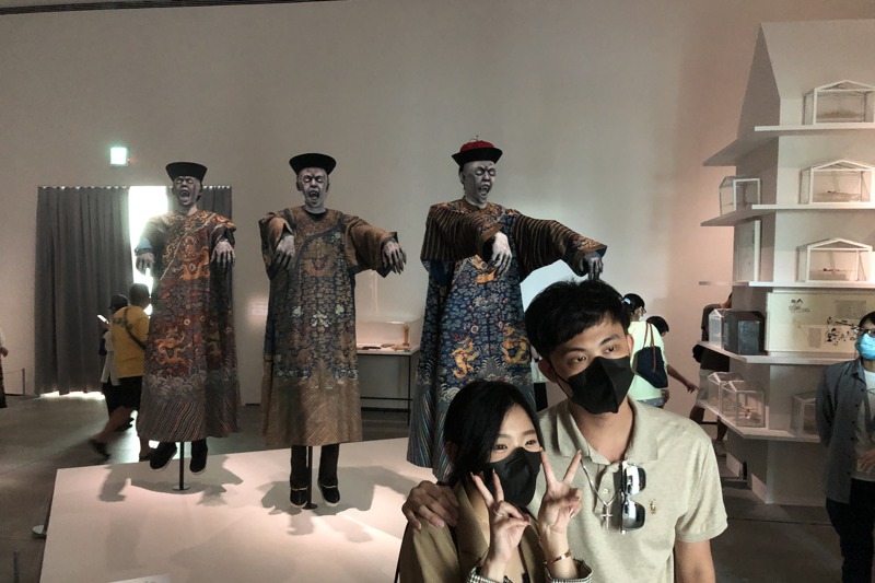 台南市美術館「亞洲的地獄與幽魂」展，吸引眾多觀眾。記者何定照／攝影