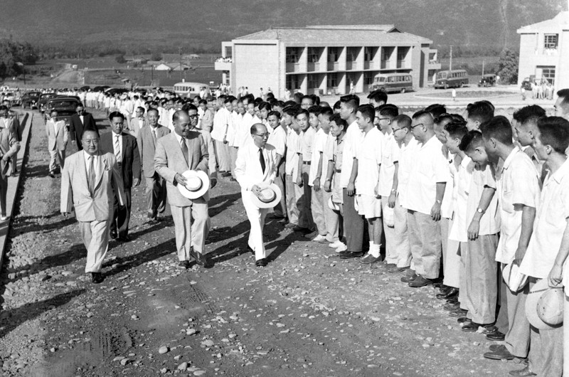 1957年8月16日，新任省主席周至柔（左二）、卸任主席嚴家淦（左三）與行政院政務委員黃季陸（左）於中興新村接受人員歡迎。圖／聯合報系資料照片