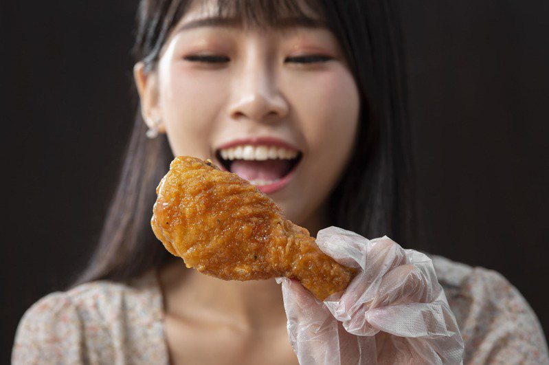麥當勞自8月17日起，限時推出「蜂蜜洋釀韓風炸鷄腿」。圖/麥當勞提供