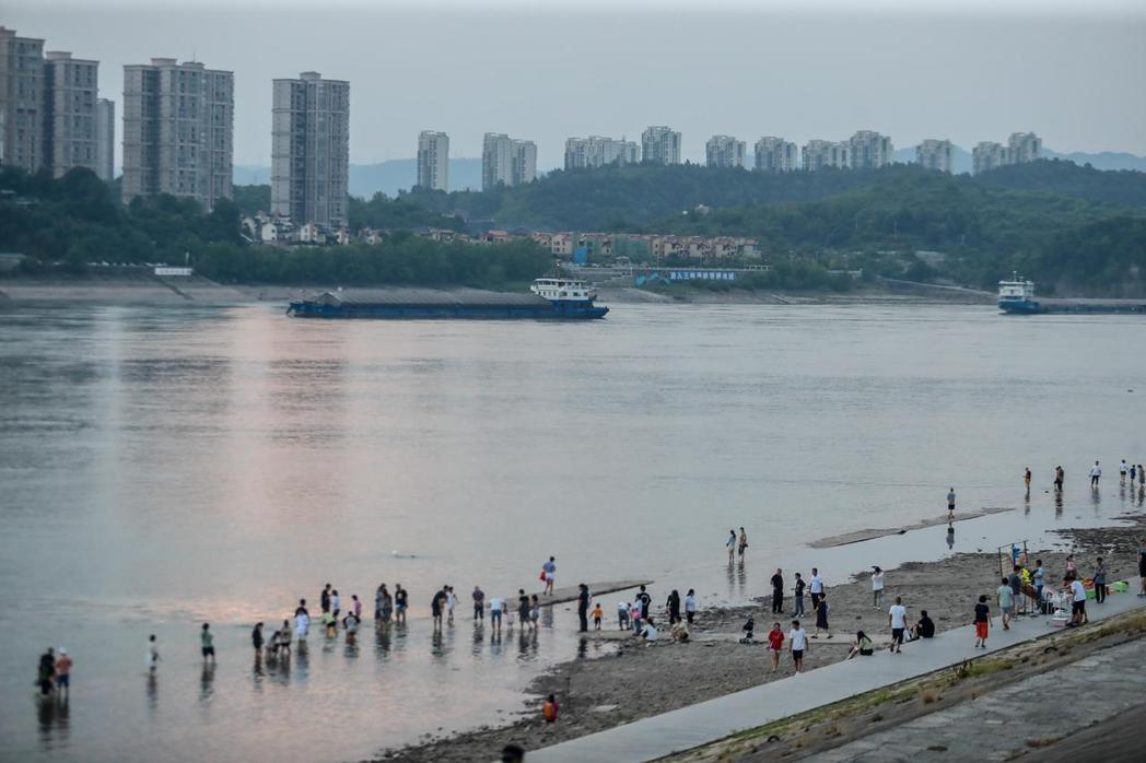 長江湖北宜昌段岸線灘塗清晰可見，遊客下灘遊玩。（觀察者網）