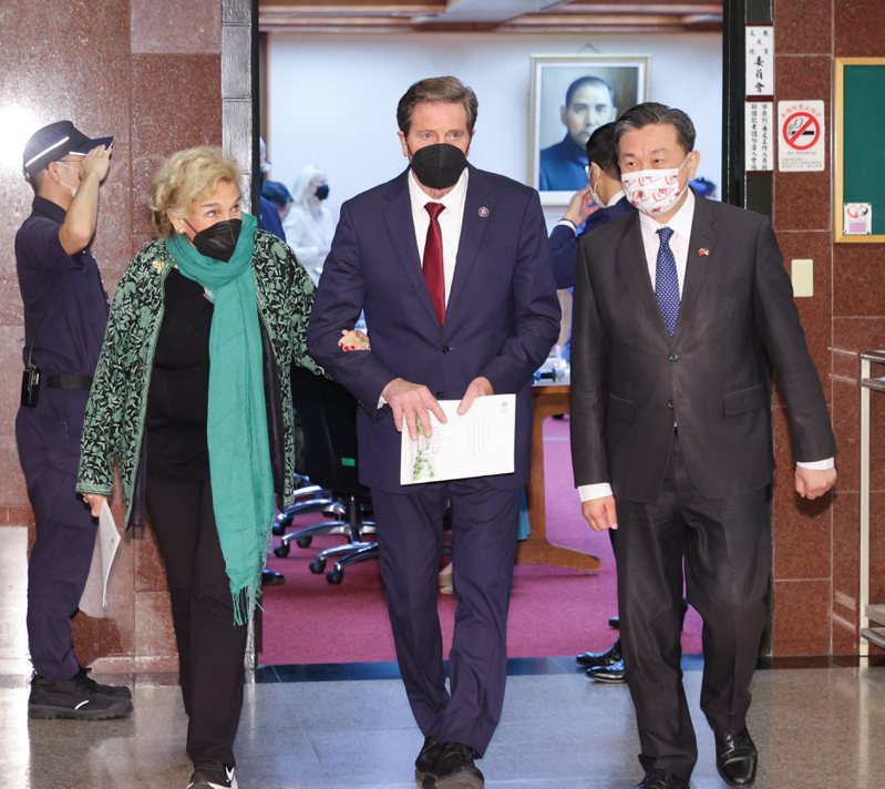 5位美國聯邦參眾議員昨天上午前往立法院拜會台灣立委，立委王定宇（右）也在交流之列。記者曾原信／攝影
