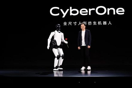 小米集團人形機器人CyberOne （左）。三言財經
