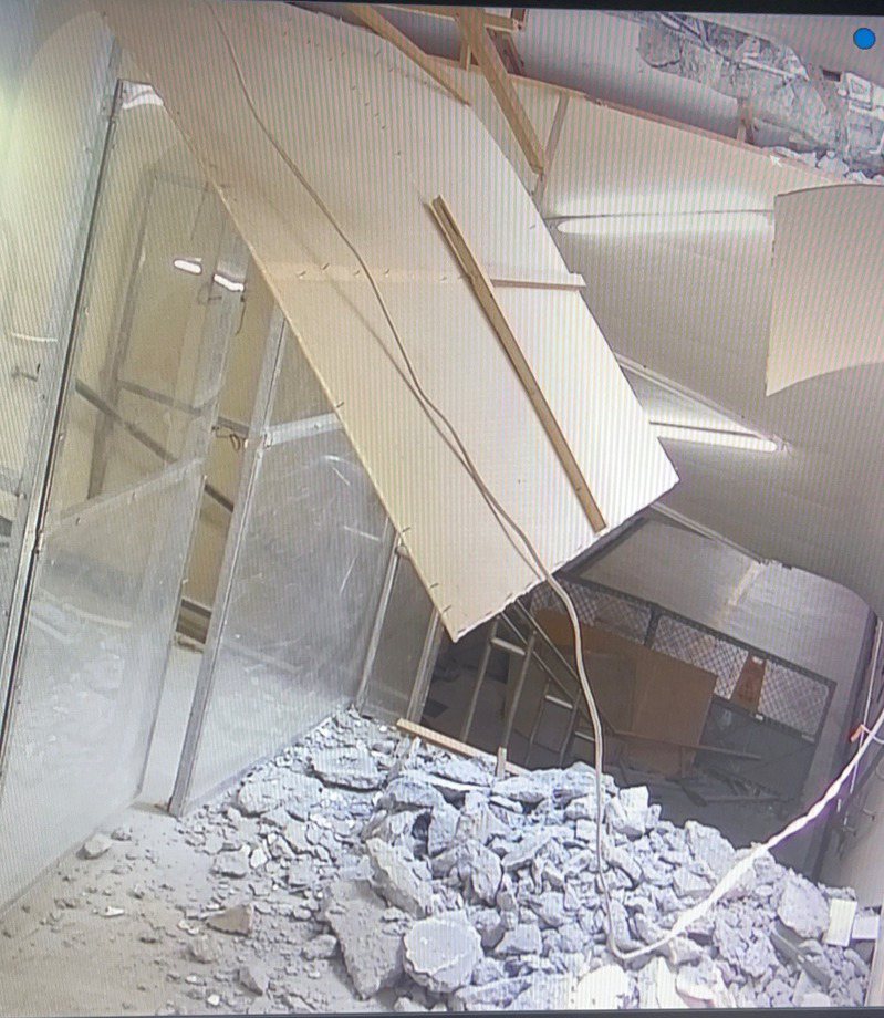 嘉義火車站地下道昨天發生天花板破裂，地下都是碎石。圖／翻攝臉書社團靠北台鐵