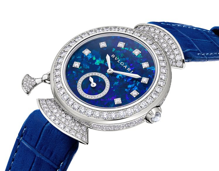 BVLGARI Divas' Dream超薄三問蛋白石面盤珠寶腕表，約713萬元。圖／寶格麗提供
