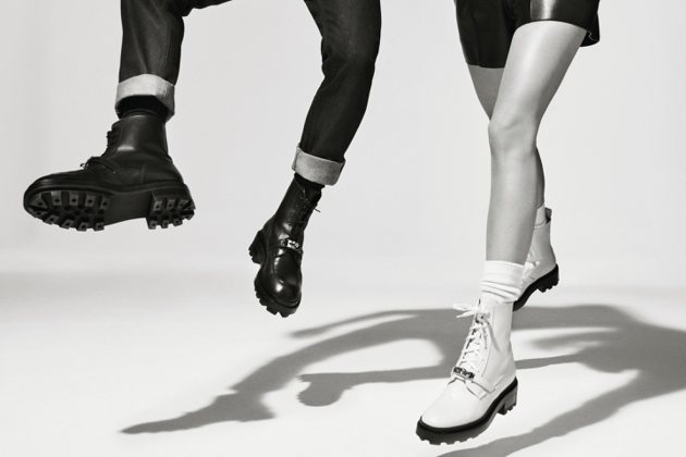 2022秋冬男女鞋履形象照，Kelly旋釦裝飾小牛皮綁帶踝靴。圖／愛馬仕提供